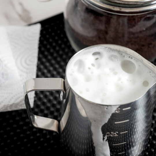 Przewodnik dla miłośników kawy z mlekiem - Jak wybrać idealne spieniacze do mleka? 14