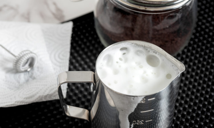 Przewodnik dla miłośników kawy z mlekiem - Jak wybrać idealne spieniacze do mleka? 1